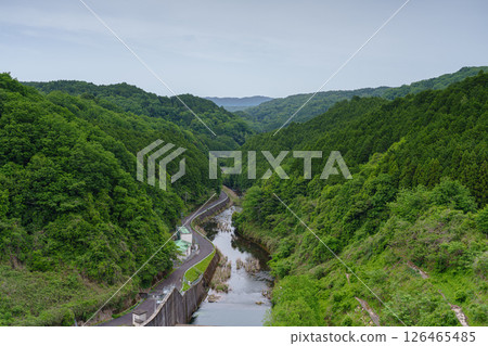 佈目水壩以北的布目川溪谷景色更加鮮明。 ② 126465485