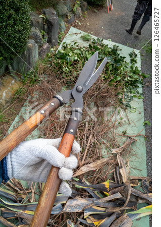 園丁將樹枝和樹葉切成小塊 126465727