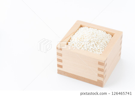 白色背景中木箱裡的糯米 126465741