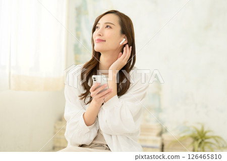 一個女人聽音樂 一個女人聽音樂 126465810