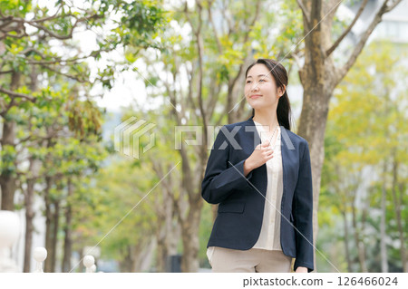 Business woman walking outdoors Business woman walking outdoors 126466024