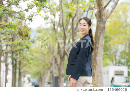 Business woman walking outdoors 126466026