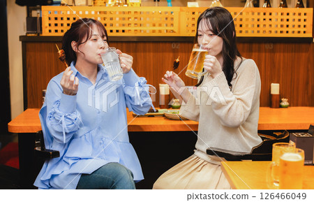 一名女子在吧台喝酒 126466049