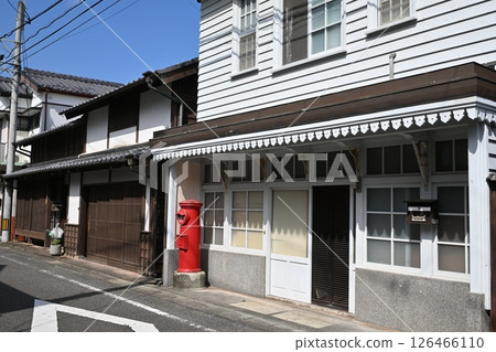 初夏歷史街道上的紅色郵筒 126466110