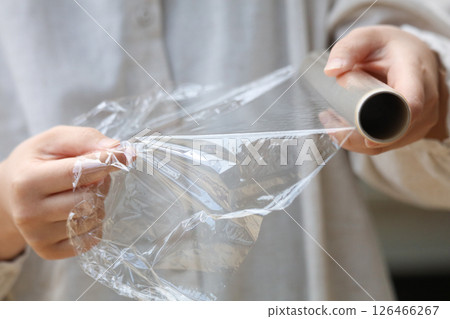 Woman using food wrap 126466267