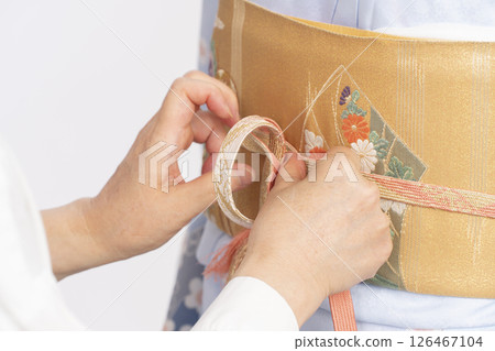 穿上正式和服的過程 126467104