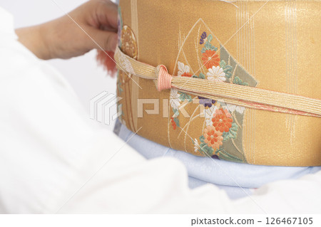 穿上正式和服的過程 126467105