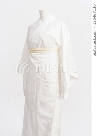 The process of dressing a mannequin in a formal kimono 126467130