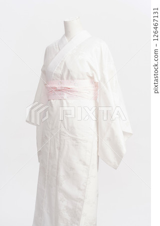 The process of dressing a mannequin in a formal kimono 126467131