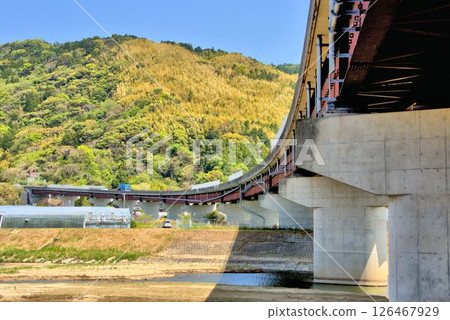 佐賀縣唐津市的河流與橋樑的田園風光 126467929