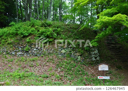 小谷城跡：從大殿遺址眺望本丸（滋賀縣長濱市） 126467945