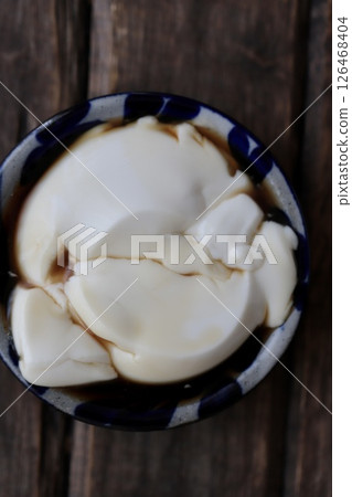 碎吉米米豆腐盛放在小盤 Yachimun 上 126468404