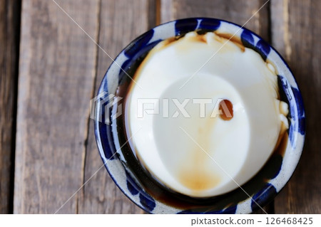 用小盤 Yachimun 盛裝的 Jimami 豆腐 用小盤 Yachimun 盛裝的 Jimami 豆腐 126468425