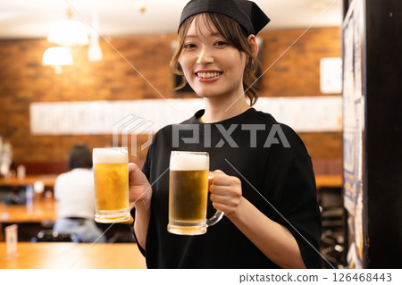 在餐廳工作的女員工 126468443