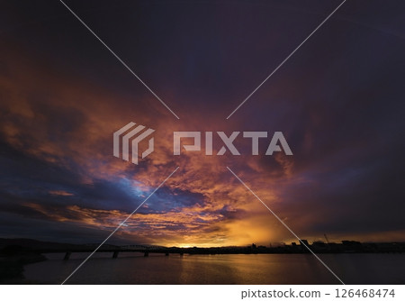 絢麗的黎明天空,各種雲彩和多彩的晨曦,秋季,超廣角,以天空為焦點,241007am 絢麗的黎明天空,各種雲彩和多彩的晨曦,秋季,超廣角,以天空為焦點,241007am 126468474