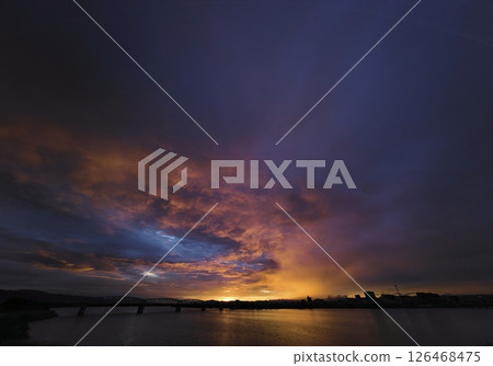 絢麗的黎明天空,各種雲彩和多彩的晨曦,秋季,超廣角,以天空為焦點,241007am 絢麗的黎明天空,各種雲彩和多彩的晨曦,秋季,超廣角,以天空為焦點,241007am 126468475