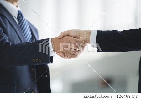 握手的商人的手 126468478