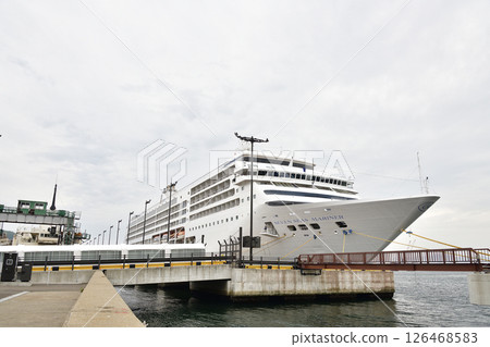拍攝春天停靠在北海道函館港的七海航海家號遊輪 126468583