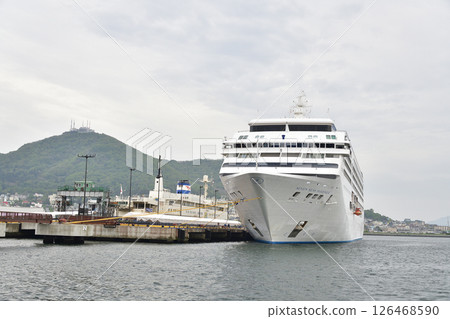 拍攝春天停靠在北海道函館港的七海航海家號遊輪 拍攝春天停靠在北海道函館港的七海航海家號遊輪 126468590