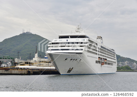 拍攝春天停靠在北海道函館港的七海航海家號遊輪 126468592