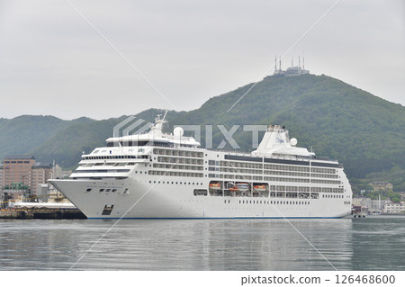 拍攝春天停靠在北海道函館港的七海航海家號遊輪 126468600