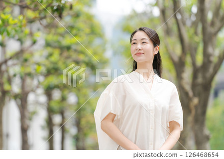 城市裡微笑的女人 126468654