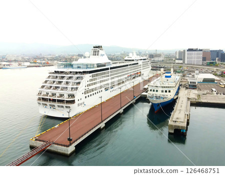 春季，七海航海家號遊輪停靠北海道函館市函館港的鳥瞰圖 126468751