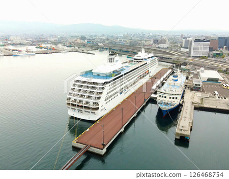 春季，七海航海家號遊輪停靠北海道函館市函館港的鳥瞰圖 126468754
