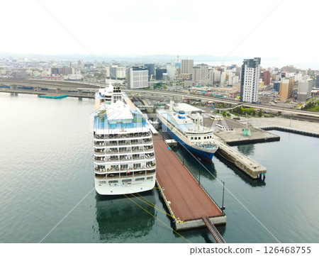 春季,七海航海家號遊輪停靠北海道函館市函館港的鳥瞰圖 春季,七海航海家號遊輪停靠北海道函館市函館港的鳥瞰圖 126468755
