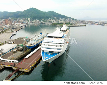 春季,七海航海家號遊輪停靠北海道函館市函館港的鳥瞰圖 春季,七海航海家號遊輪停靠北海道函館市函館港的鳥瞰圖 126468760