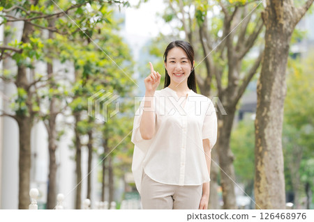 城市裡微笑的女人 126468976