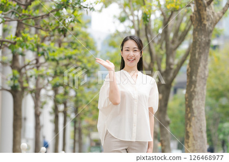 城市裡微笑的女人 126468977