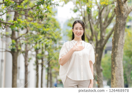 Woman smiling in the city 126468978
