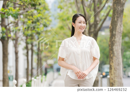 Refreshing women 126469232