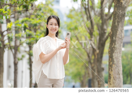 觀看智能手機的婦女 126470565