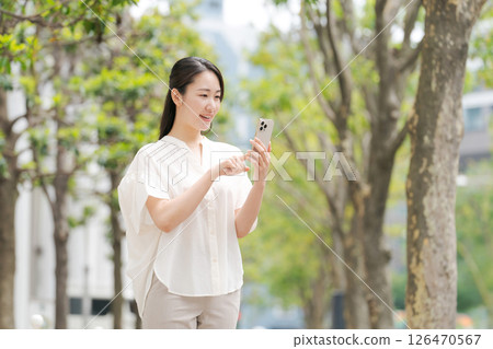 觀看智能手機的婦女 126470567