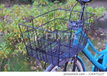 A vertical bicycle basket with a slim, stylish design that is easy to use. 126471227