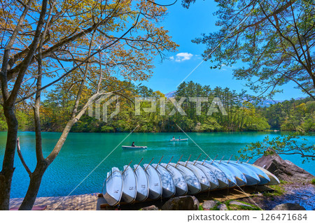 Spring view of people boating and fresh greenery from near rental boats at Lake Bishamon (Goshiki-numa) in Yama-gun, Fukushima Prefecture Spring view of people boating and fresh greenery from near rental boats at Lake Bishamon (Goshiki-numa) in Yama-gun, Fukushima Prefecture 126471684