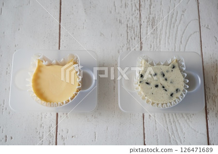 可愛的貓形起司蛋糕。餅乾有奶油和原味兩種口味。 可愛的貓形起司蛋糕。餅乾有奶油和原味兩種口味。 126471689