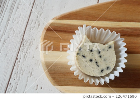 可愛的貓形起司蛋糕。餅乾和奶油的味道。 可愛的貓形起司蛋糕。餅乾和奶油的味道。 126471690