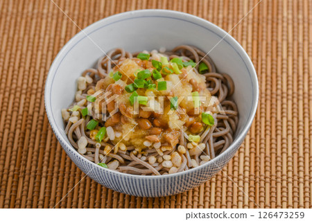 磨碎的納豆蕎麥麵 磨碎的納豆蕎麥麵 126473259