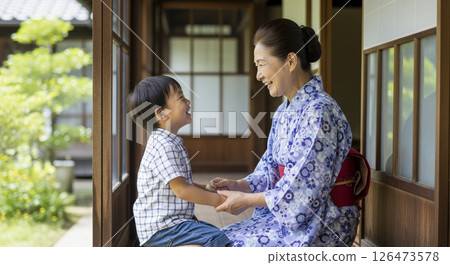 穿著日本傳統服裝的祖母和孫子互動 |夏天 穿著日本傳統服裝的祖母和孫子互動 |夏天 126473578