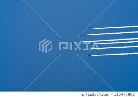 藍色衝擊波飛機飛越香川縣坂出市 126473908