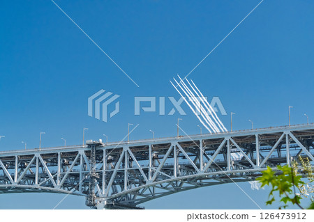 藍色衝擊波飛機飛越香川縣瀨戶大橋 126473912