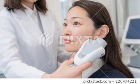 [Beauty Clinic] Woman receiving treatment 126474221