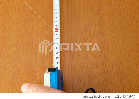 Measure the dimensions of the board with a tape measure 126474944