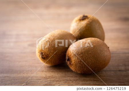 桌上的獼猴桃 126475219