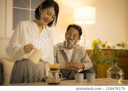 晚上客廳裡的中年夫婦 126476179