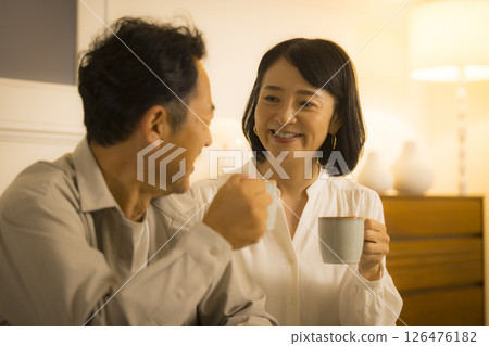 晚上客廳裡的中年夫婦 126476182