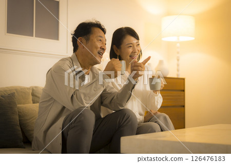 晚上客廳裡的中年夫婦 126476183